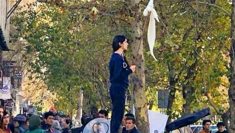 Žena koja je postala simbolom prosvjeda u Iranu puštena na slobodu